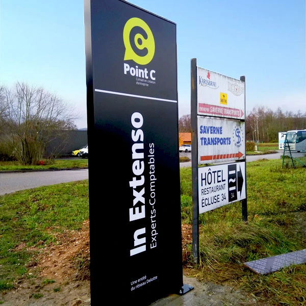 Totem extérieur de signalétique d'entreprise