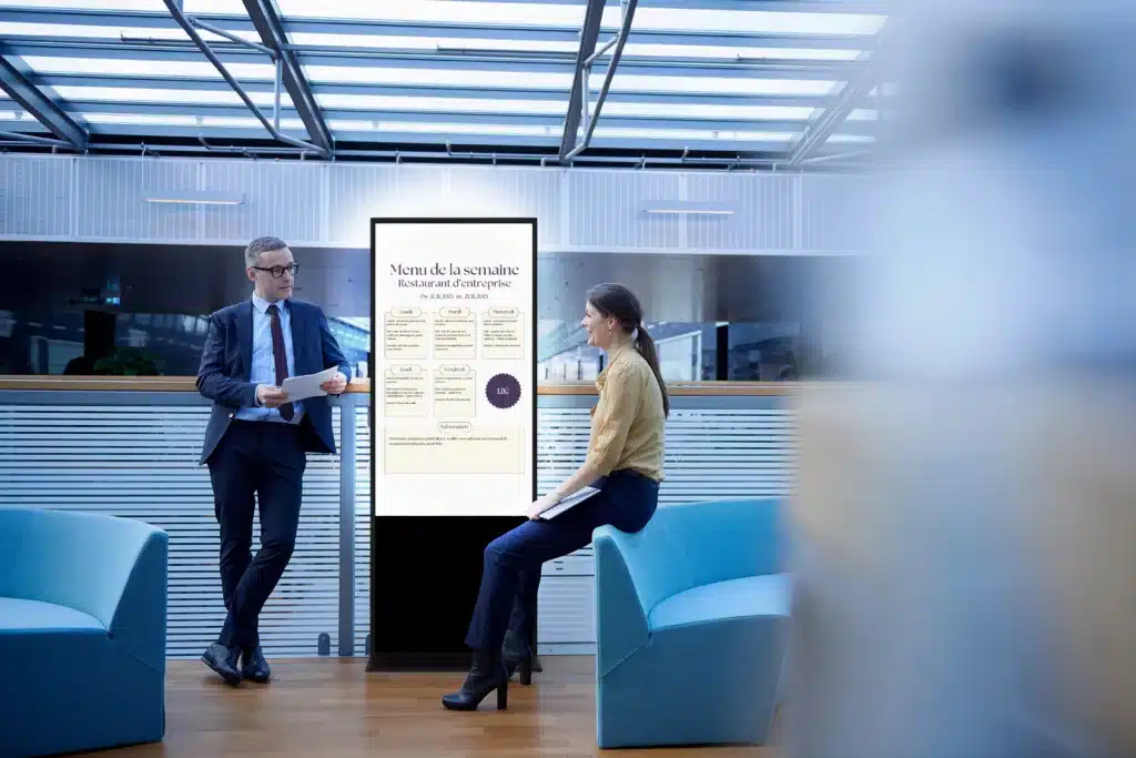 salle d'attente avec écran géant LED dans une entreprise