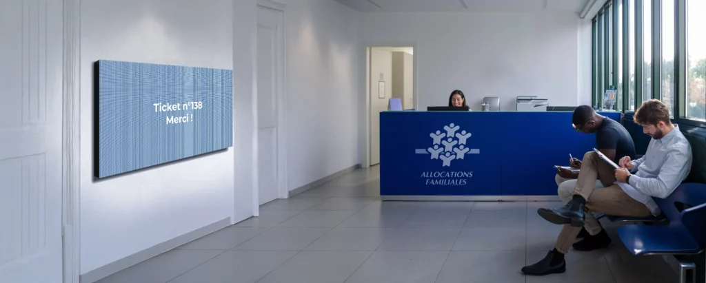 salle d'attente avec écran géant LED dans un service public