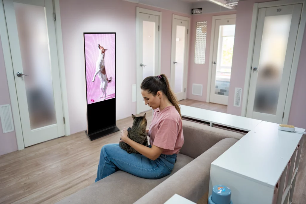 salle d'attente avec écran géant LED chez un vétérinaire