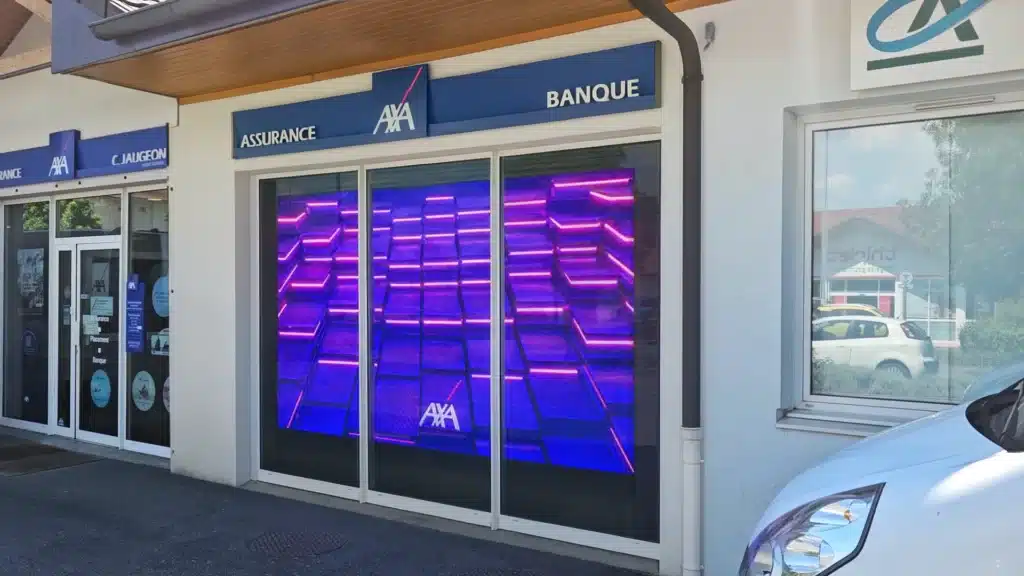 X7-AIR Écran LED transparent dans la vitrine de l'agence AXA de THONON LES BAINS