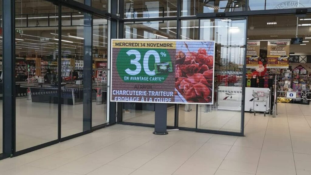 écran géant led à l'entrée d'un intermarché