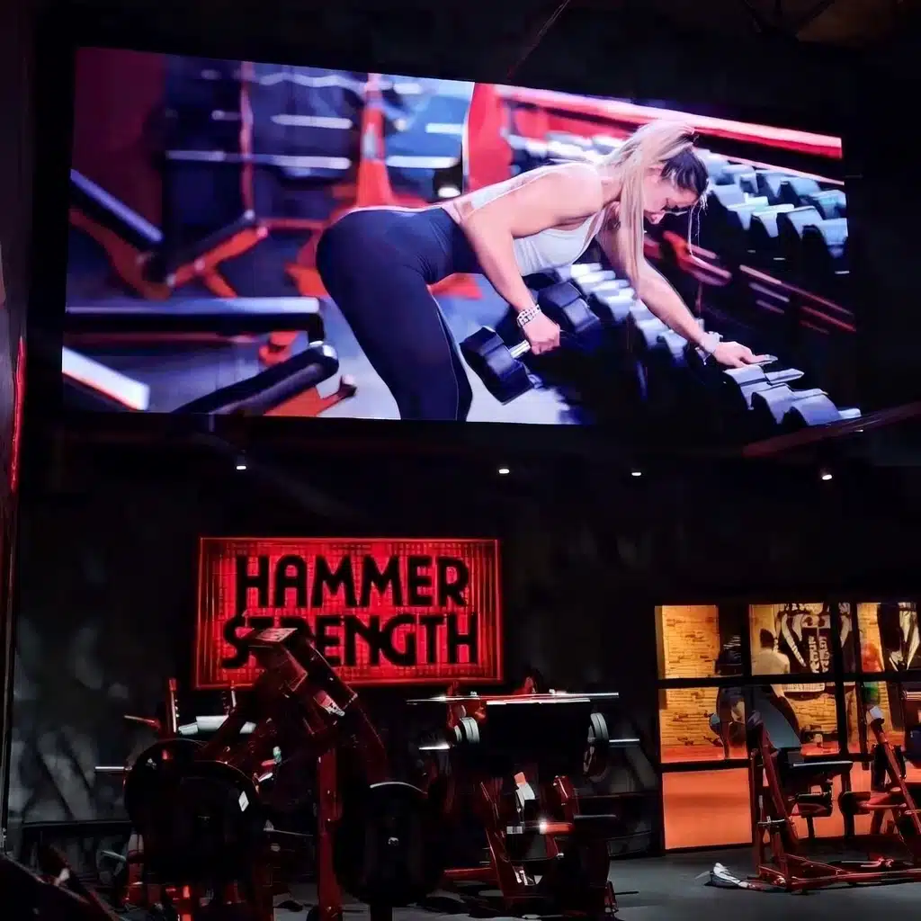 Écran LED intérieur géant de 21m² dans la salle On AIR Fitness de Lyon installé par Winlight