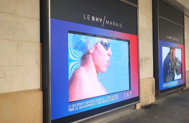 Écran LED en vitrine du BHV PARIS pour LE coque Sportif lors des JO 2024
