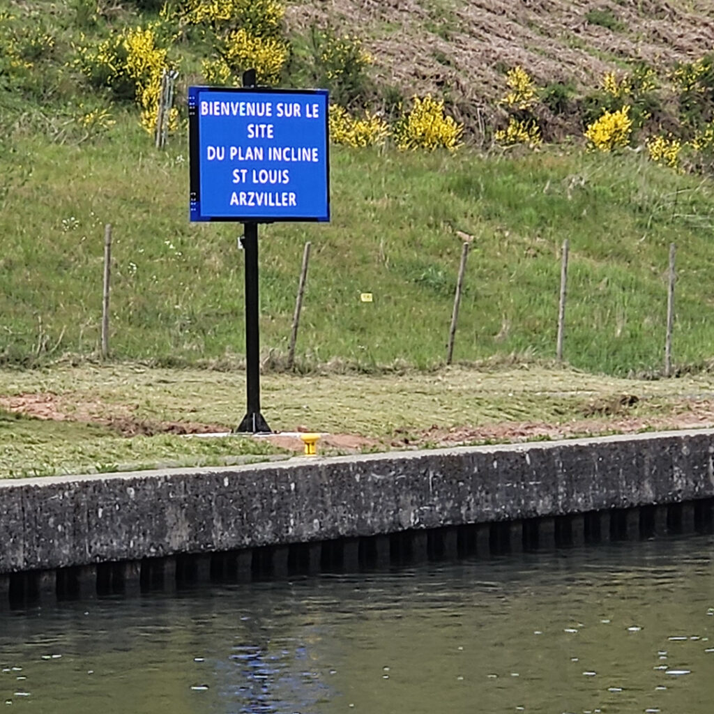 écran LED extérieur VNF plan incliné Arzwiller